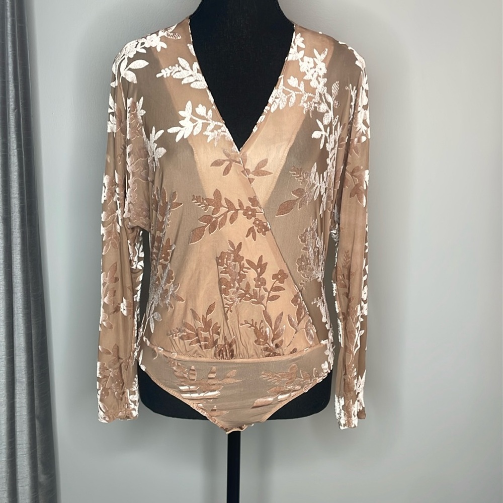 Dynamite Floral Lace Bodysuit - Tan and White
